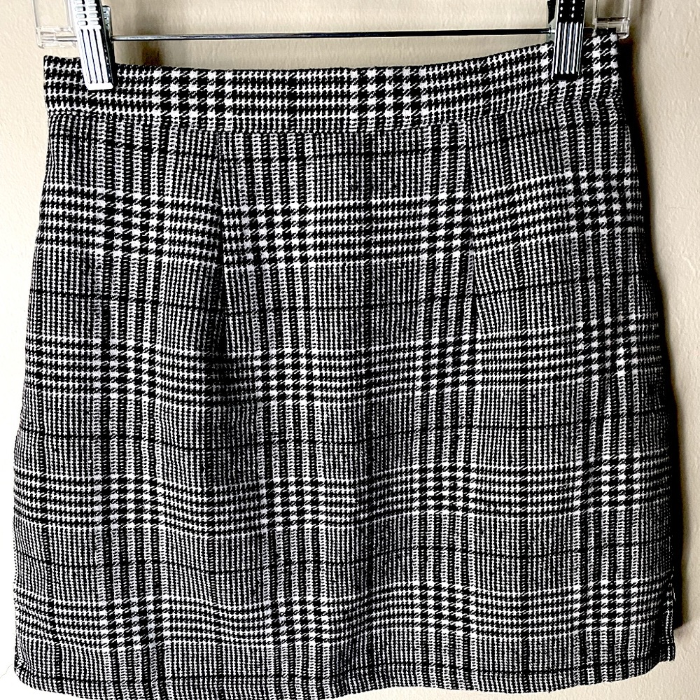 Size medium (4-6) black and white plaid Mini skirt.